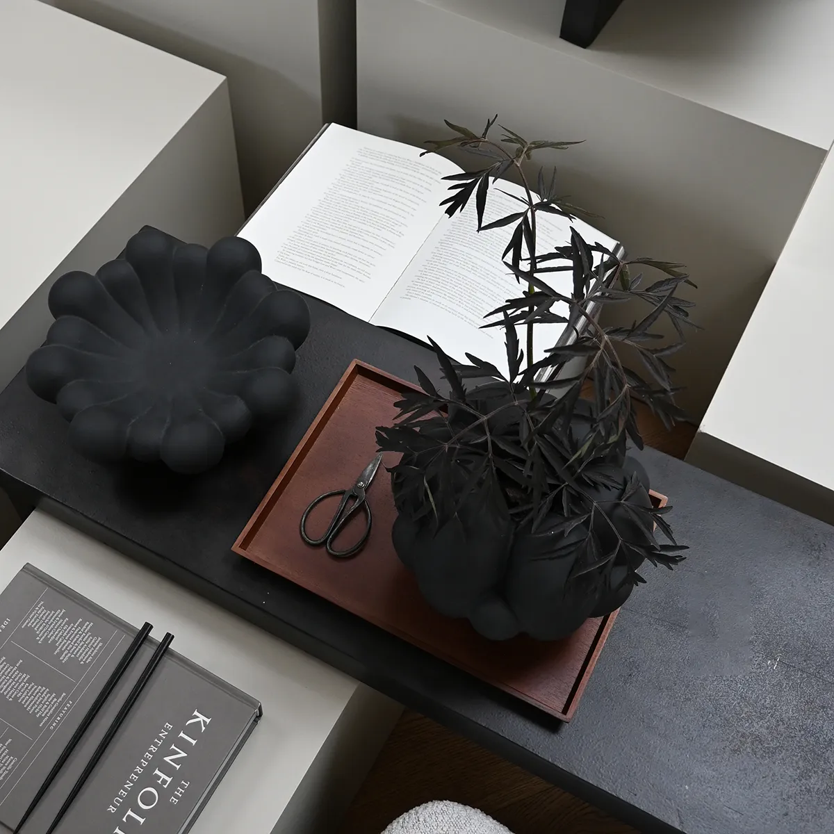 Håndlavet vase Bloom Petit Black H18 cm