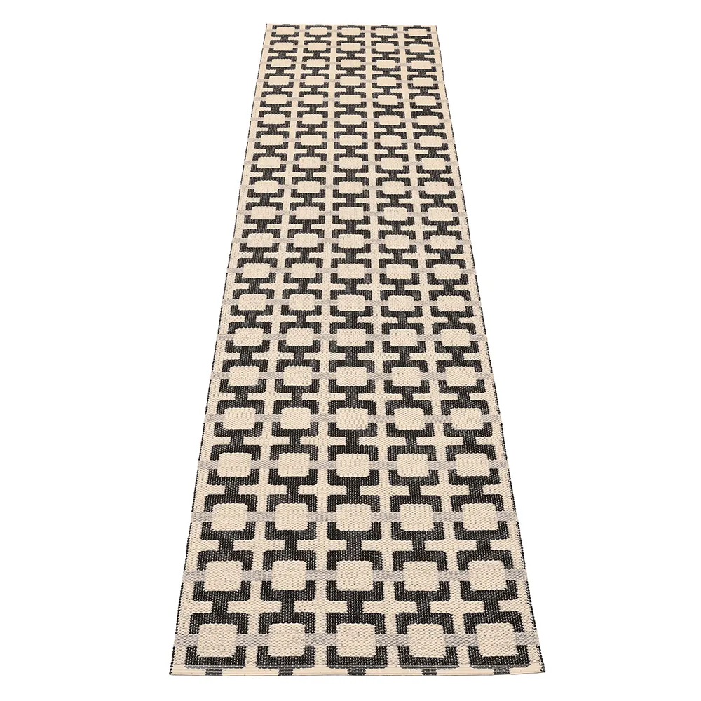 Pappelina, Tom tæppe Black/Cream/Warm Grey 70 x 300 cm