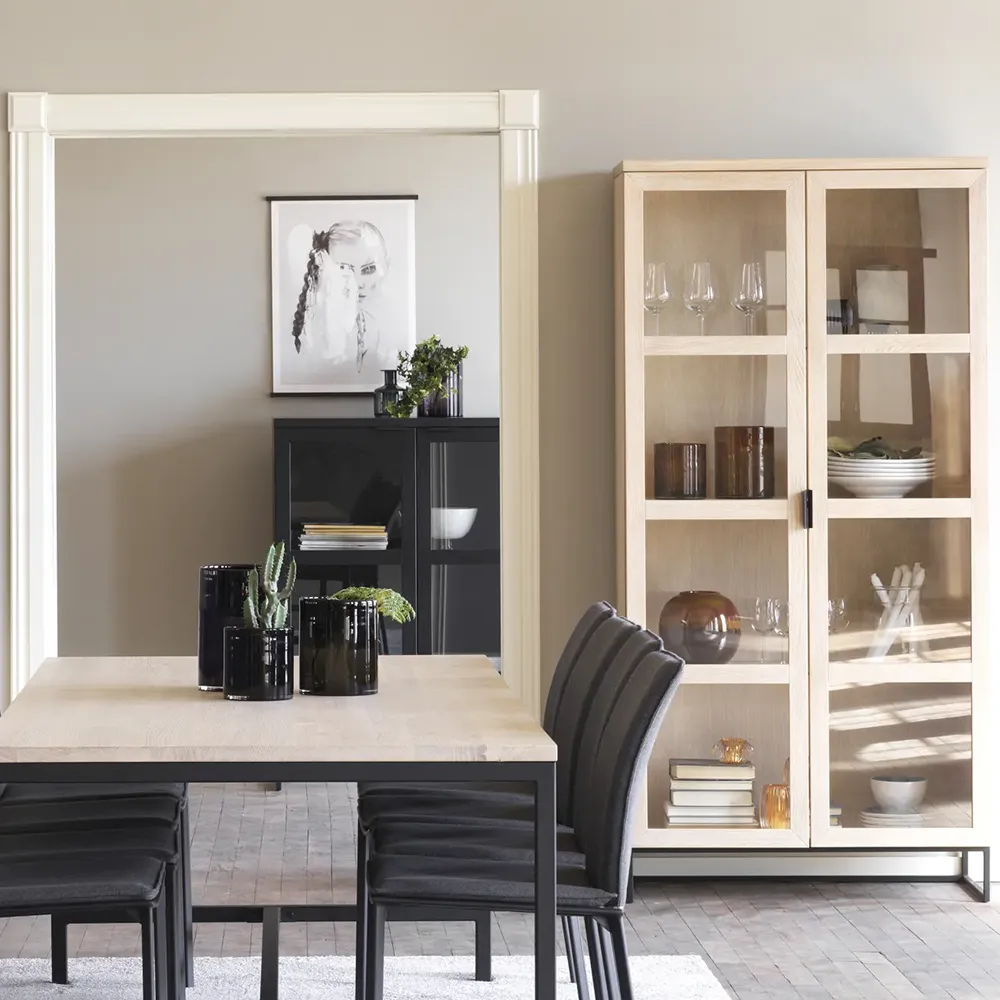 Everett vitrinskab hvidpigmenteret