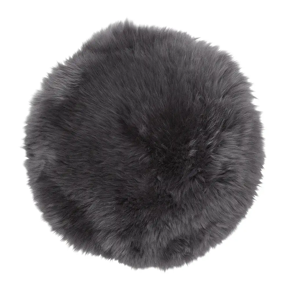 Skinnwille, Gently Siddepude i fårskind ø34 cm Steel Grey