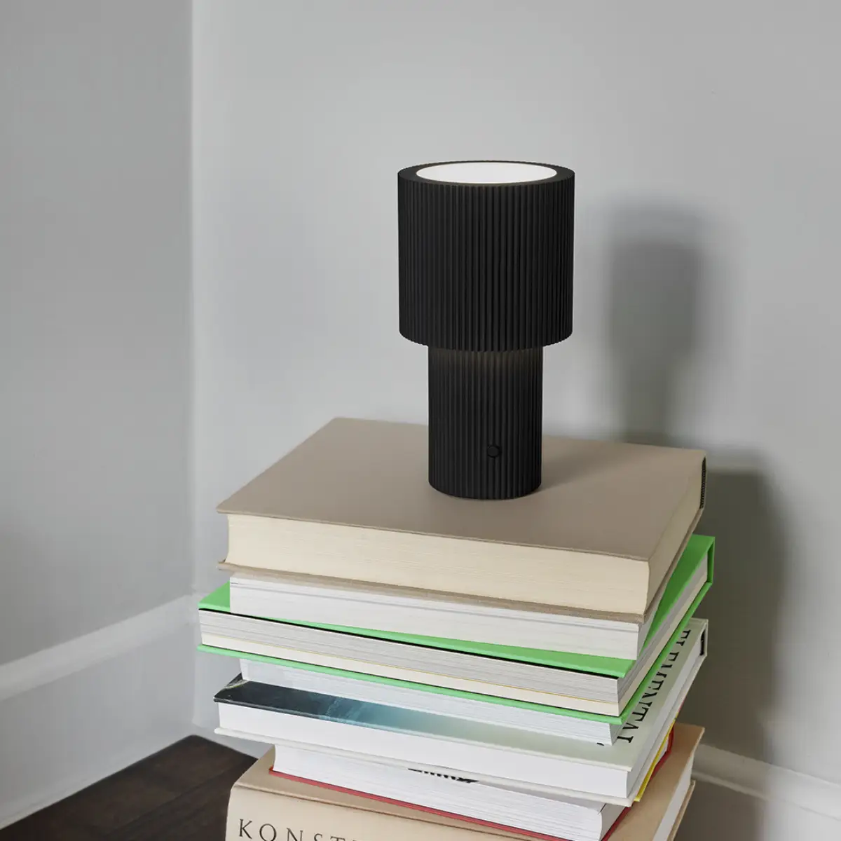 Iluma bærbar bordlampe Ø12,2 x H22,1 cm Metal Jet Black