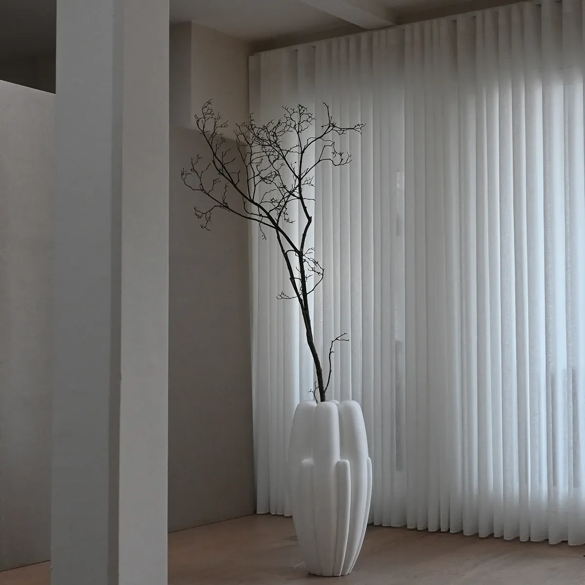 Håndlavet vase Bloom Slim Big Bone White H68 cm