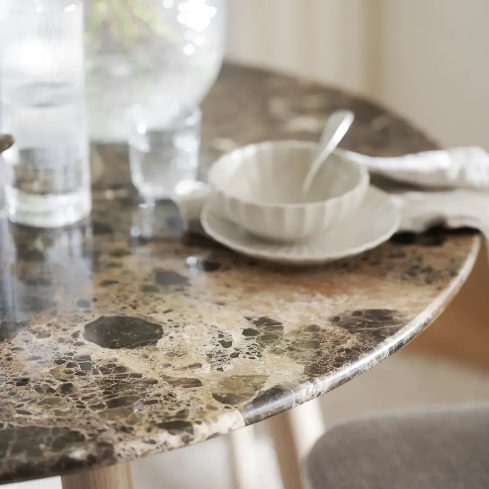 Taransay spisebord Ø125 cm brun marmor/hvid pigmenteret eg