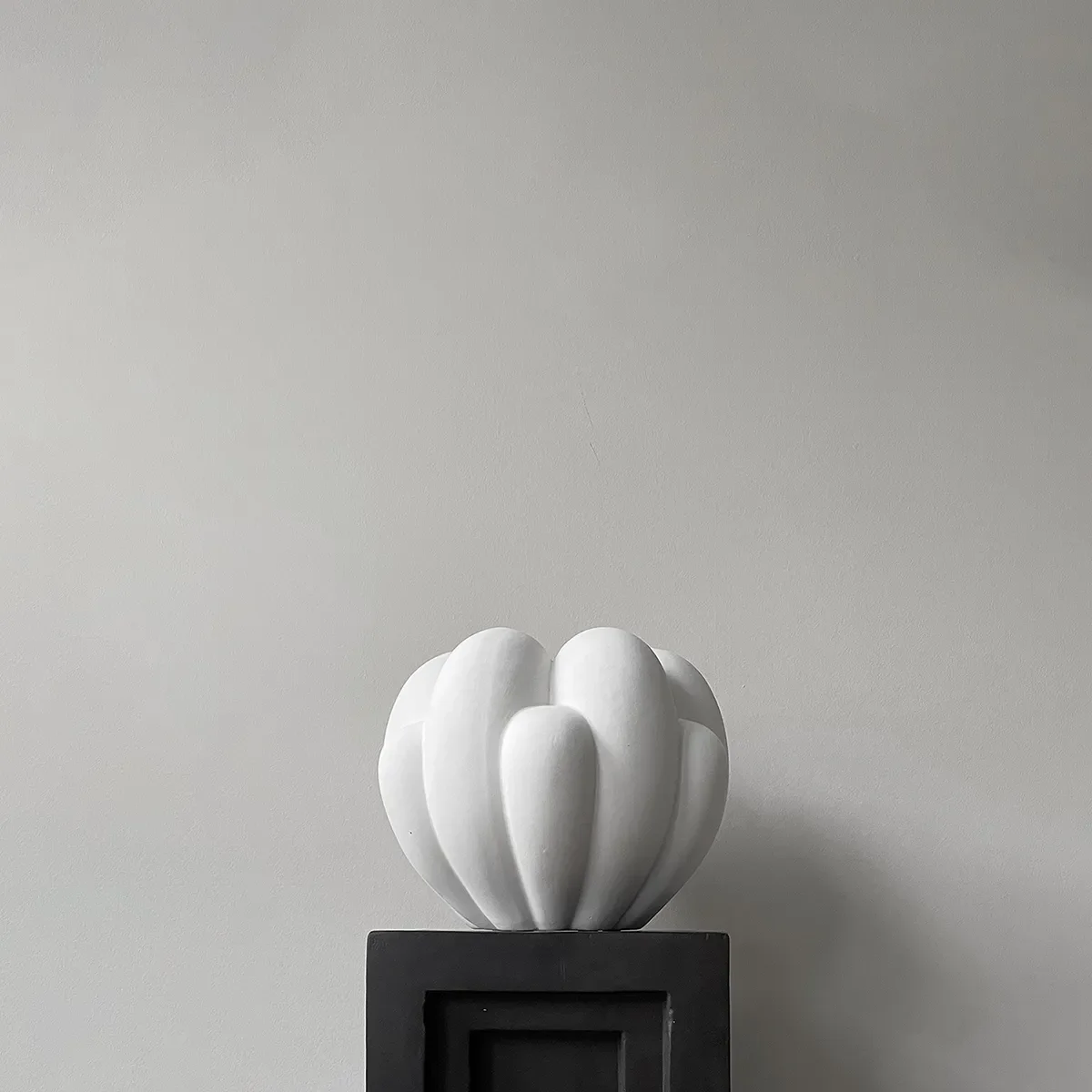 Håndlavet vase Bloom Mini Bone White H27 cm