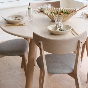 Ami spisebordsstol hvid pigmenteret eg/grå-beige stof