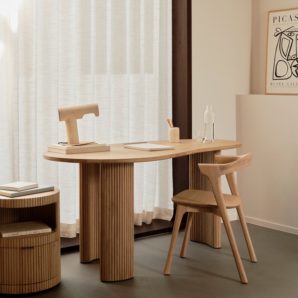 Boomerang skrivebord lakeret eg 160x83 cm