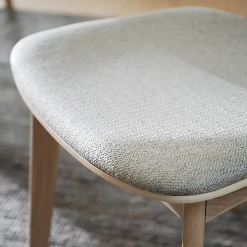 Kato spisebordsstol hvidkalket eg/gråbeige stof