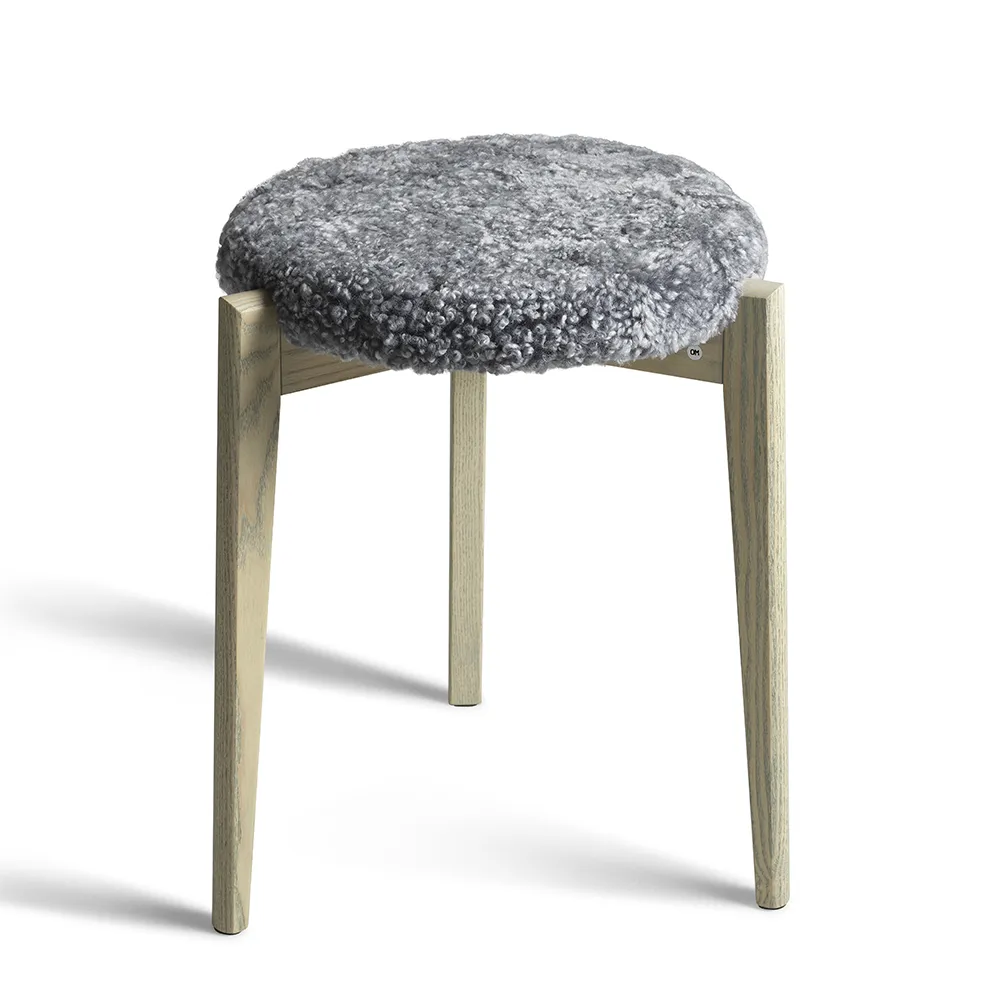 Oscarssons Möbel, Vinz Skammel grå olieret ask/fåreskind lysegrå