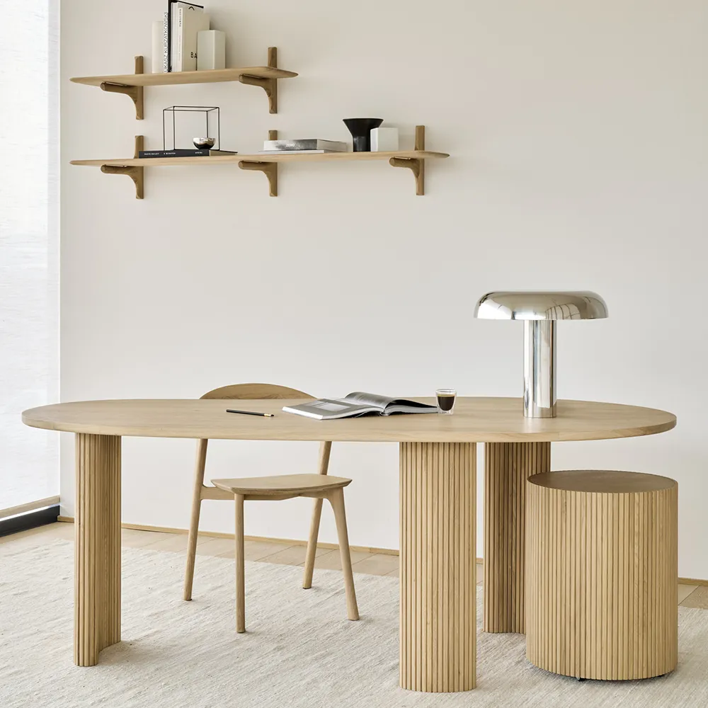 Skrivebord i lakeret eg Boomerang 200x100 cm