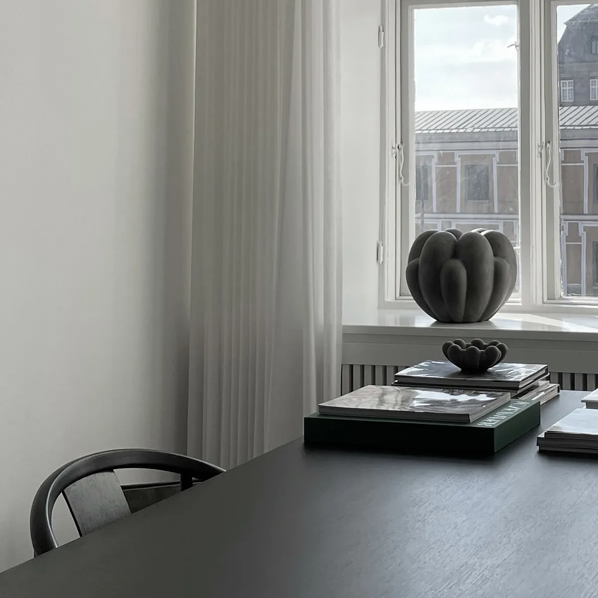Håndlavet vase Bloom Mini Dark Grey H27 cm