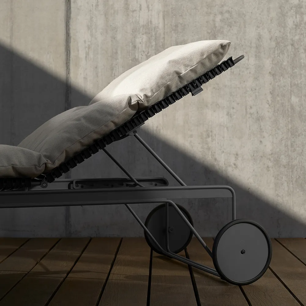 Click Adjustable chaise longue Beige. Frame: Grey