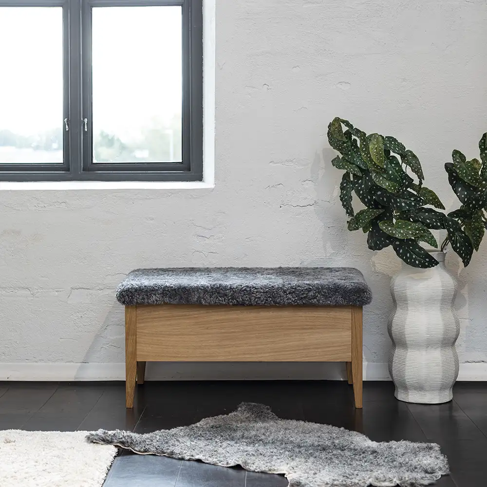 Klinte bænk 90 cm eg ægte fåreskind