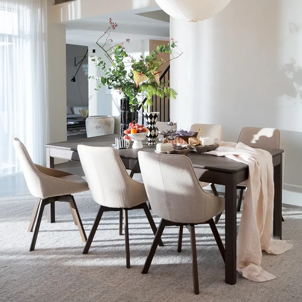 Alison stol mørkebeige stof/brune ben i eg