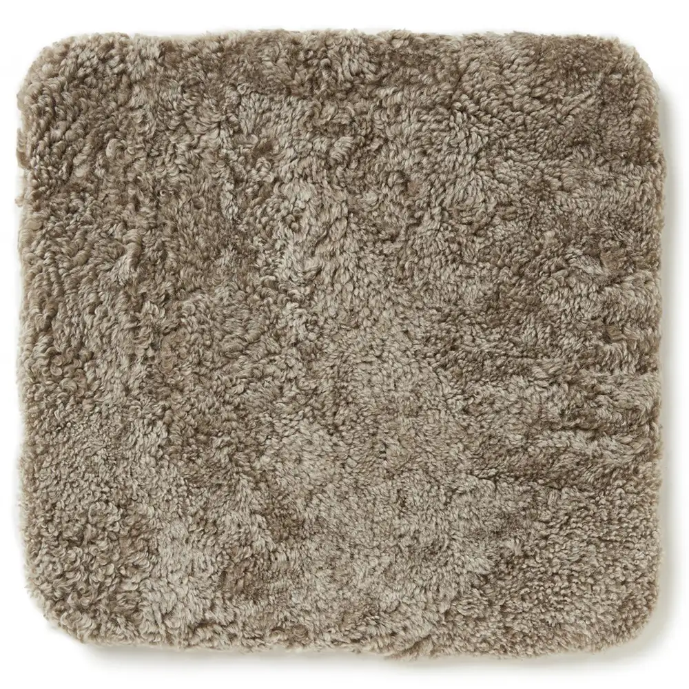 Skinnwille, Siddehynde Curly PAD Light Brown 40x40 cm