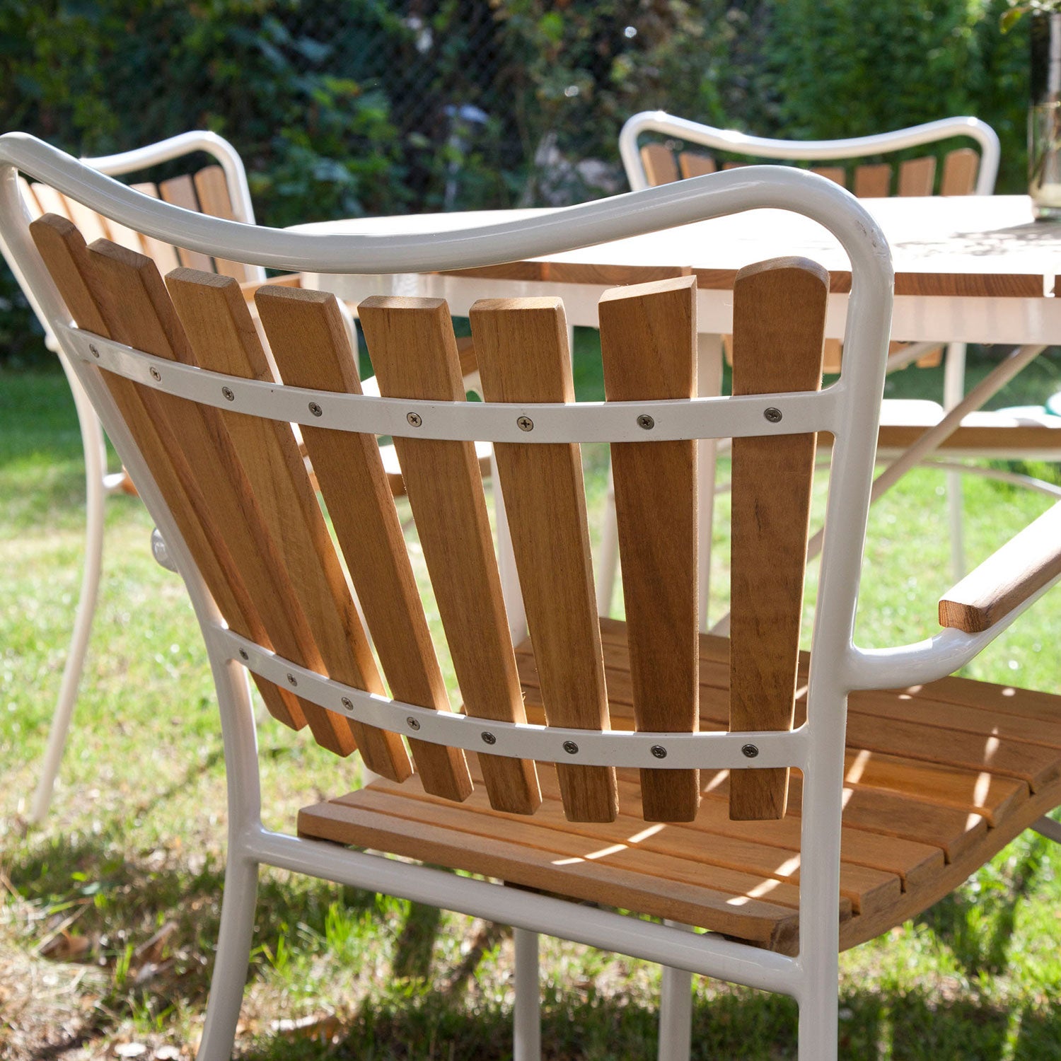 Hard Karmstol hvid/teaktræ 