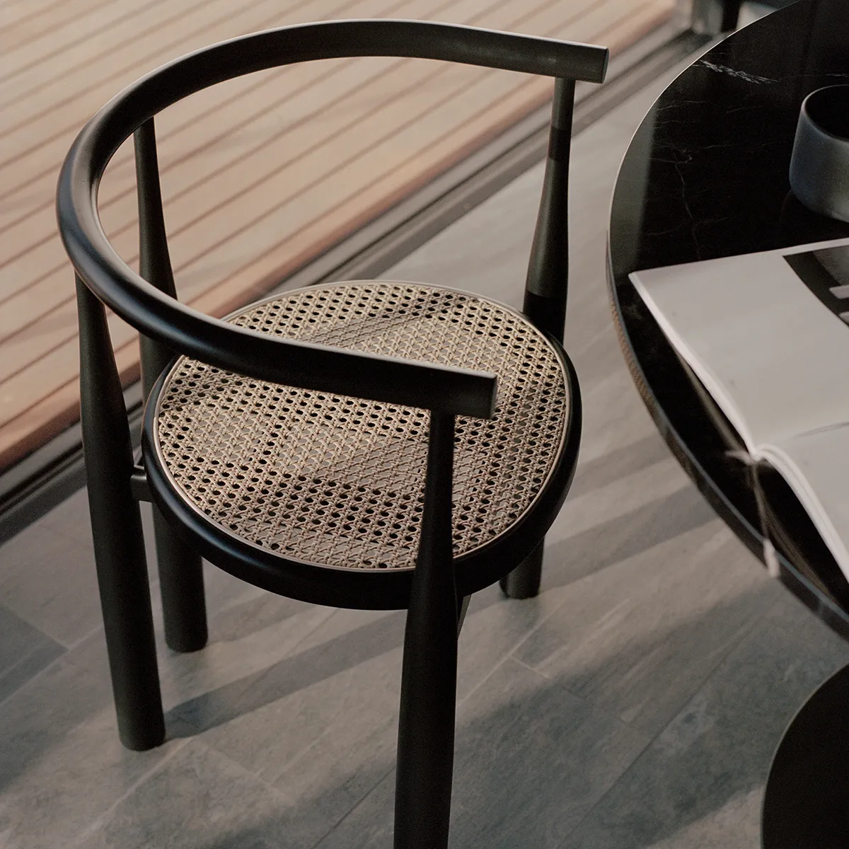 Spisebordsstol Bukowski Rattan Black med armlæn