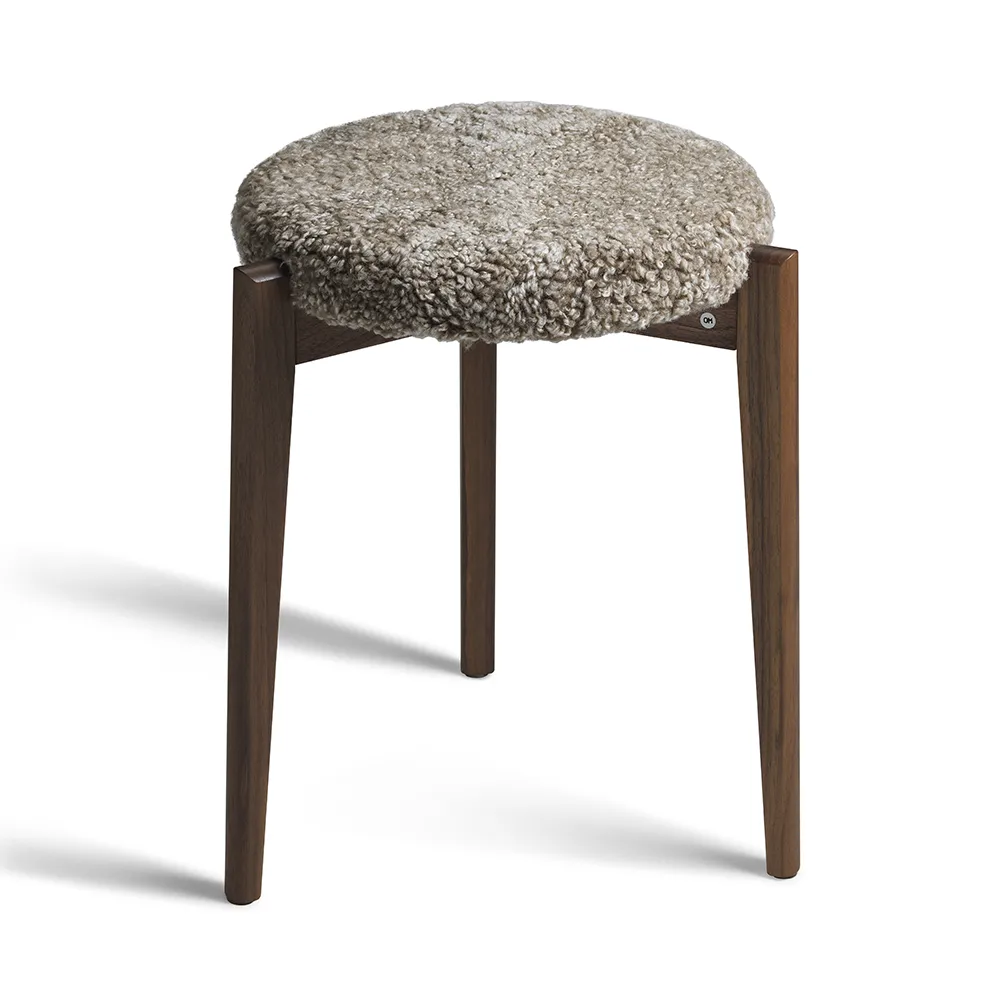 Oscarssons Möbel, Vinz Skammel olieret valnød/fåreskind Sahara