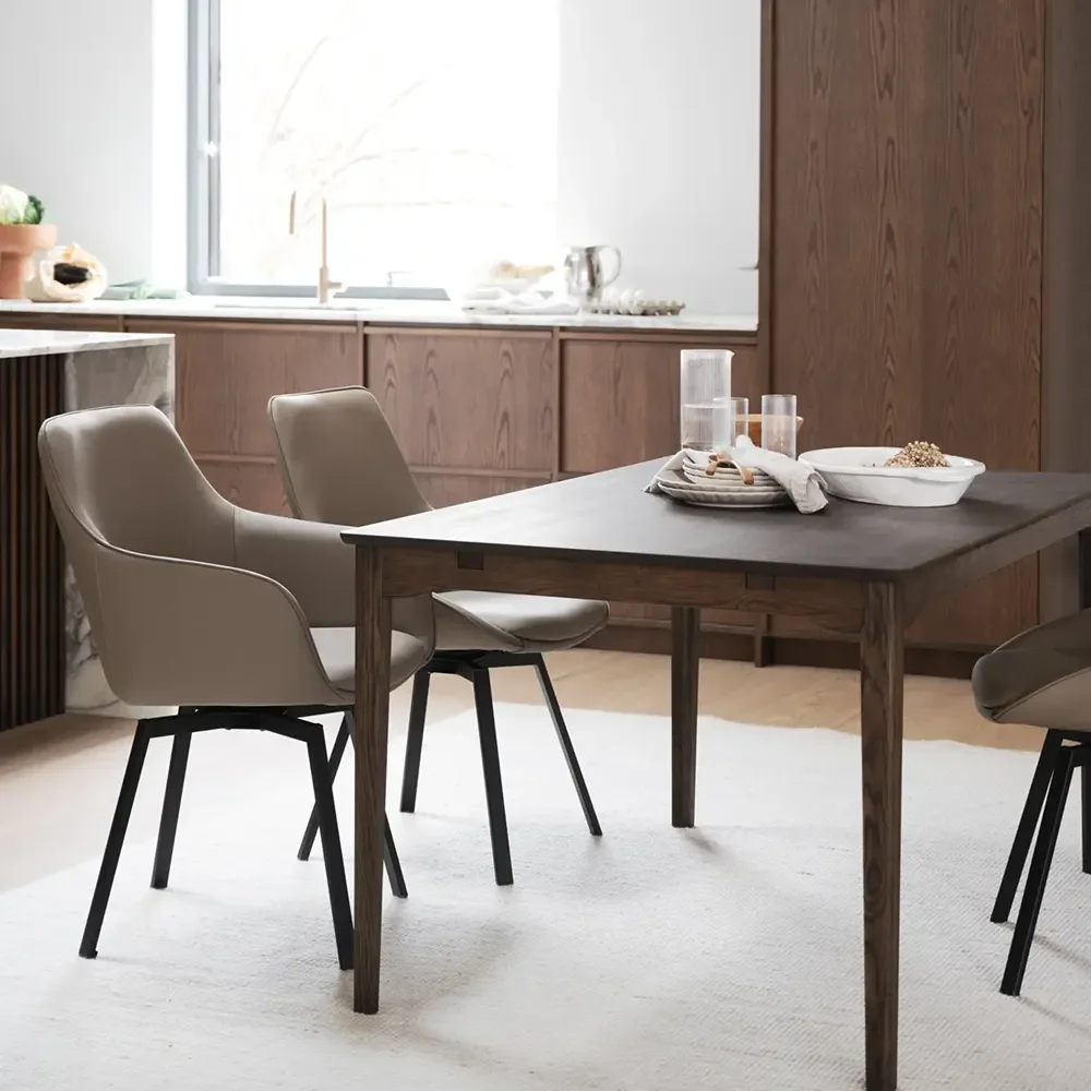 Alison stol med armlæn beige læder/ben i sort metal