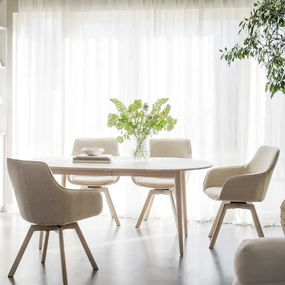 Alison stol med armlæn lysebeige stof/hvidpigmenterede ben i eg