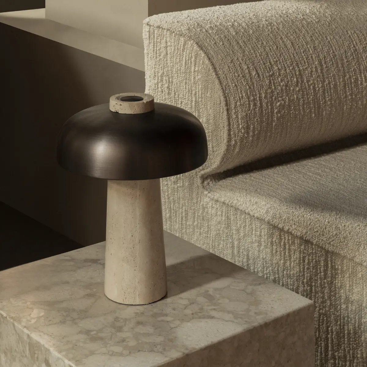 Reverse bordlampe, travertin, sand/bronzet aluminium