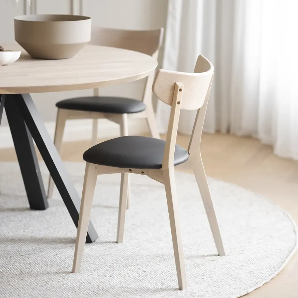 Ami spisebordsstol hvid pigmenteret eg/sort kunstlæder