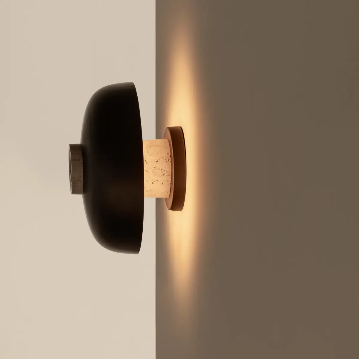 Reverse væglampe i travertin, sand/aluminium, bronzefarvet