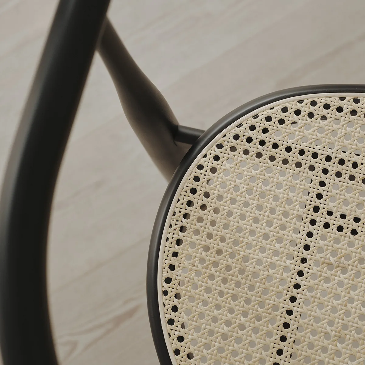Spisebordsstol Bukowski Rattan Black med armlæn