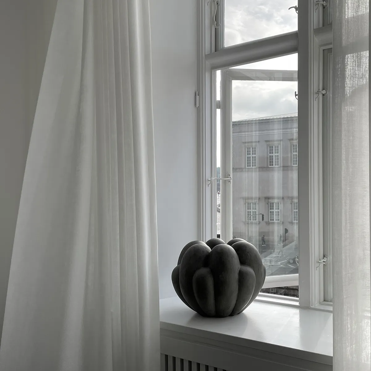 Håndlavet vase Bloom Mini Dark Grey H27 cm