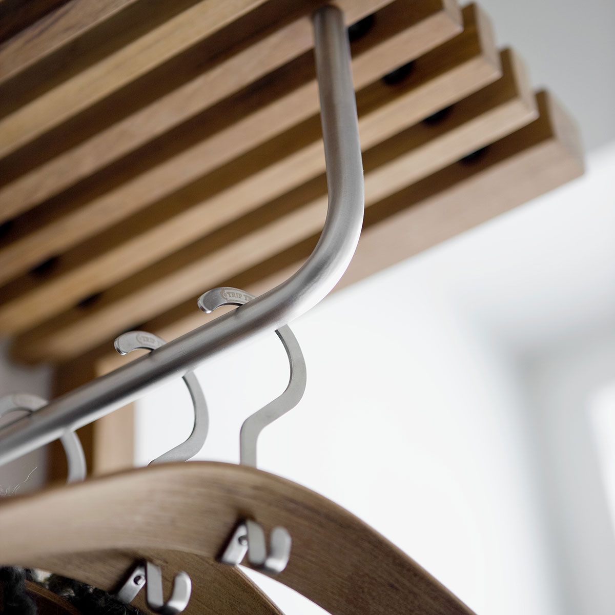 Cutter tøjbøjle i egetræ