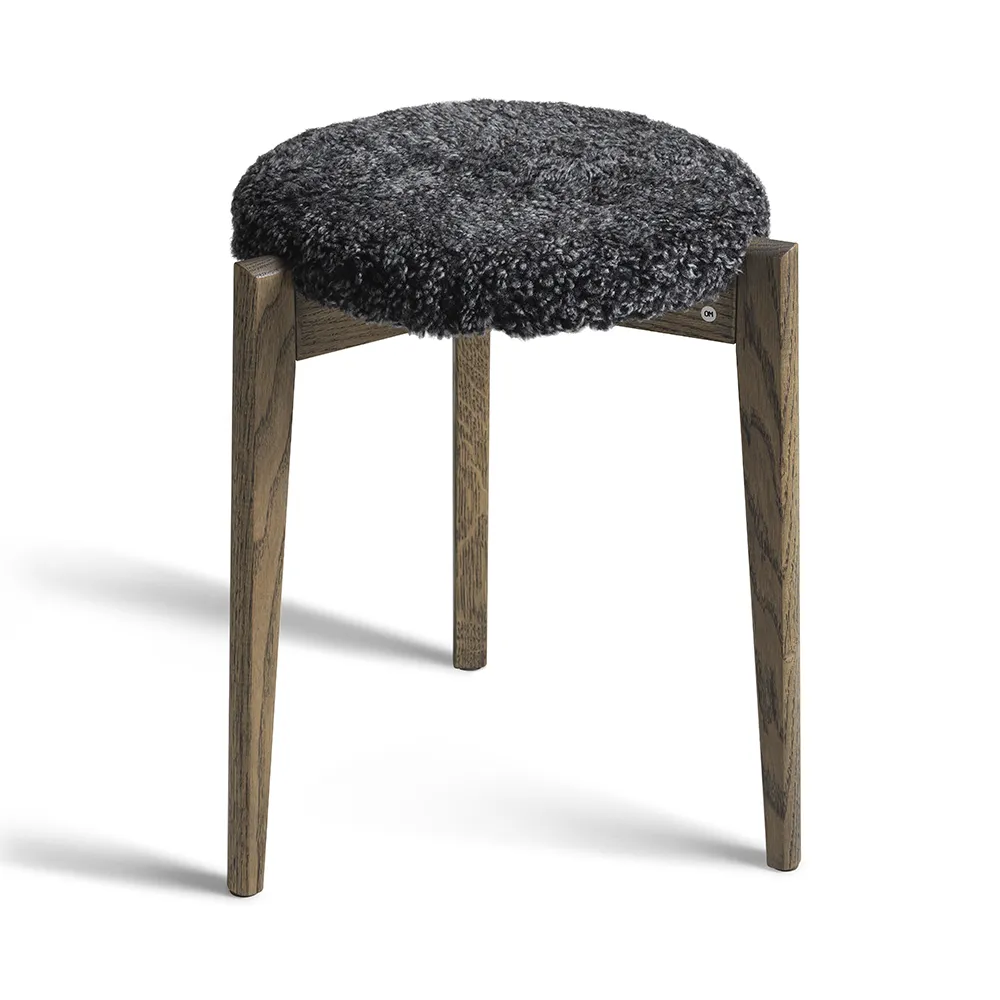Oscarssons Möbel, Vinz Skammel røget eg/fåreskind mørkegrå