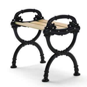 Byarum skammel ender: sort / træ: imprægneret fyr