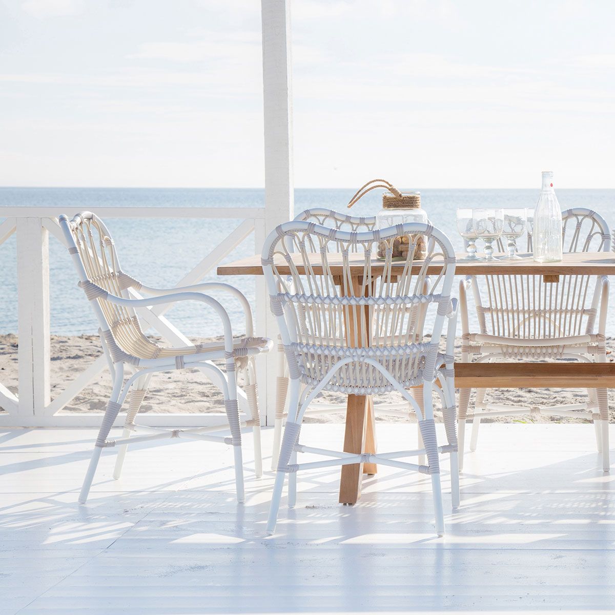 Margret armlænsstol i hvid / beige kunstflet