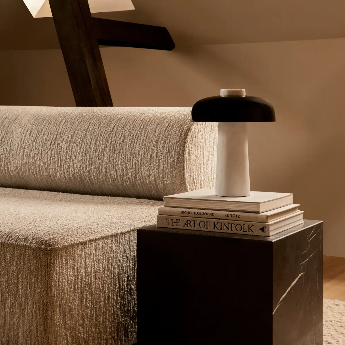 Reverse bordlampe, marmor, Carrara/aluminium, sort
