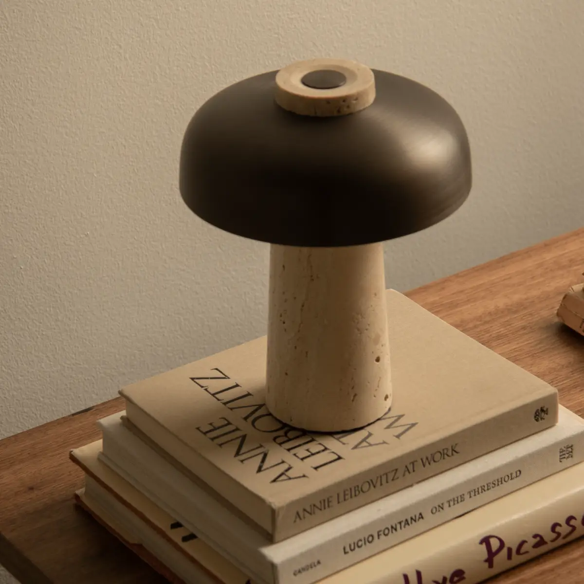 Reverse bærbar bordlampe Travertine, Sand/Aluminium, Bronzet