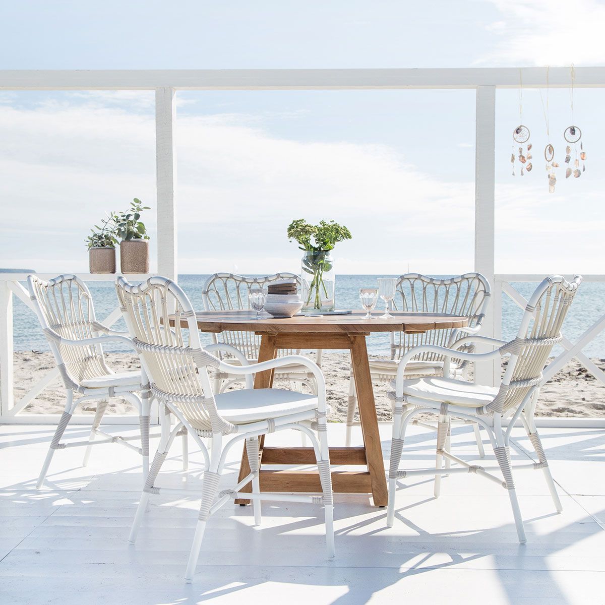 Margret armlænsstol i hvid / beige kunstflet