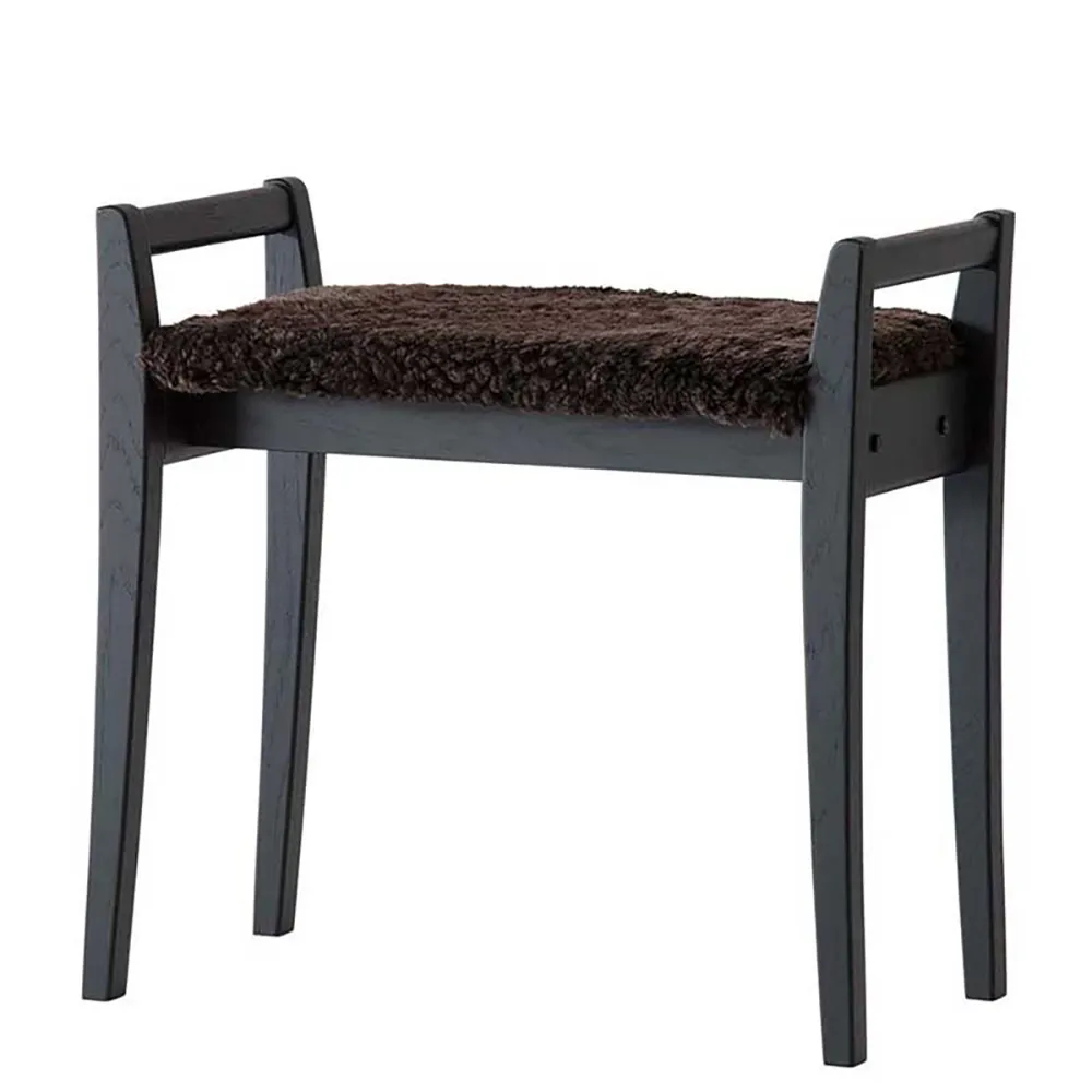 Skammel Oscarssons Möbel Meja i sortbejdset egetræ med brunt fåreskind H56ÃL58ÃD33 cm