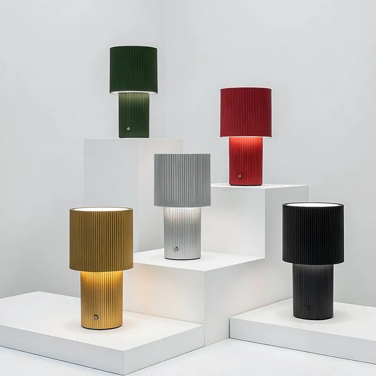 Iluma bærbar bordlampe Ø12,2 x H22,1 cm Metal Rød