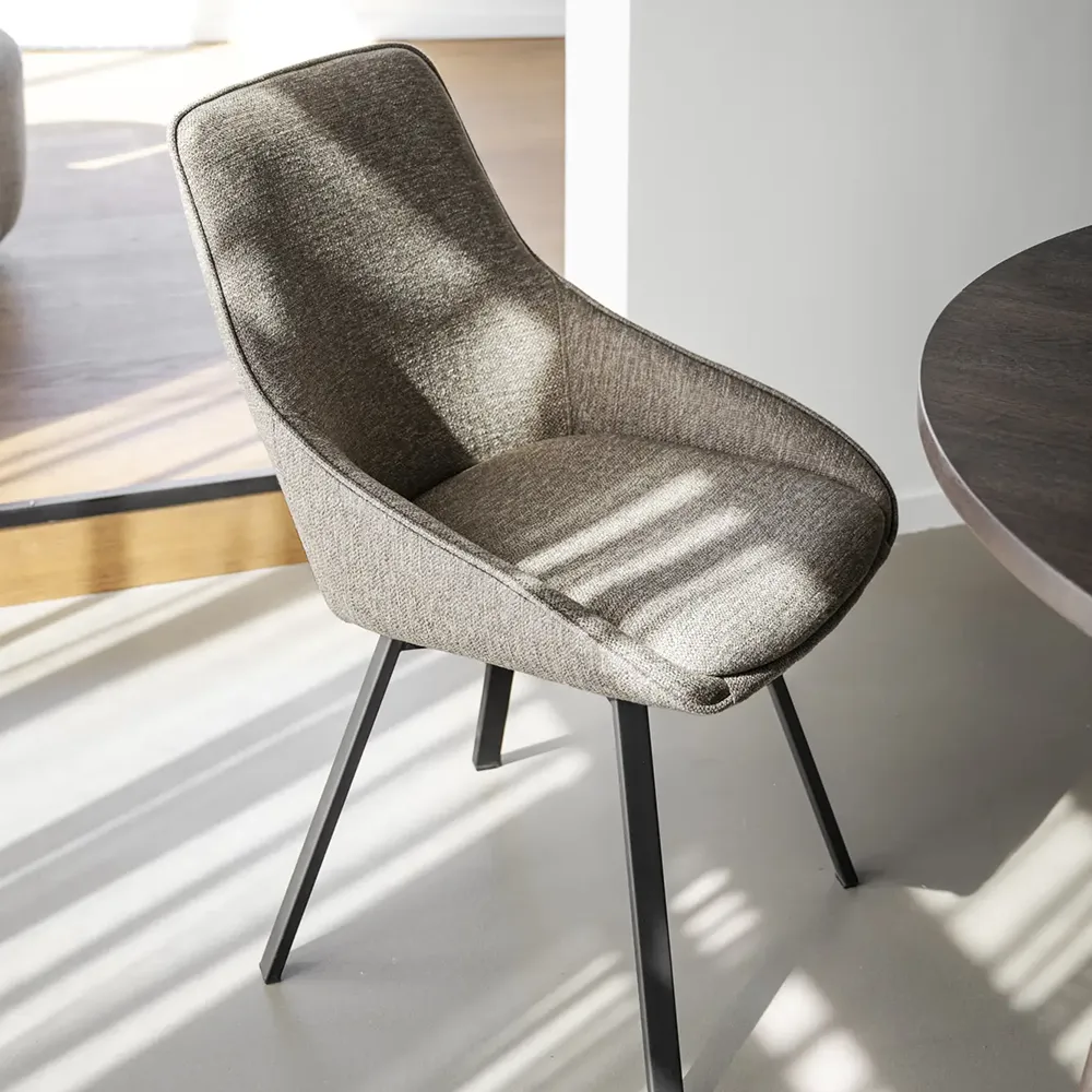 Alison stol mørkebeige stof/ben i sort metal