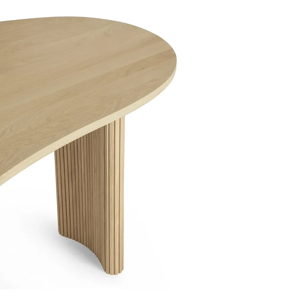 Skrivebord i lakeret eg Boomerang 200x100 cm