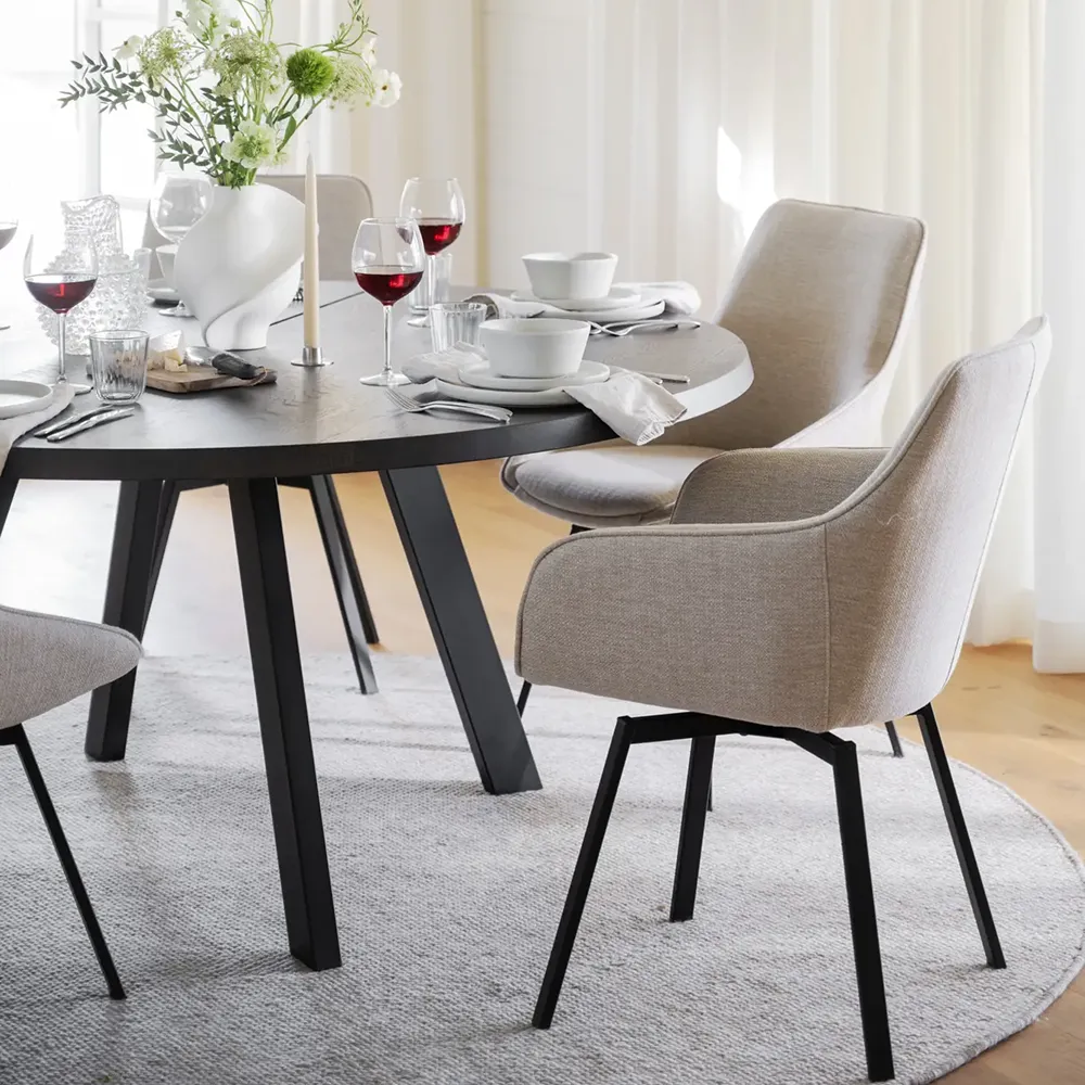 Alison stol med armlæn lysebeige stof/ben i sort metal