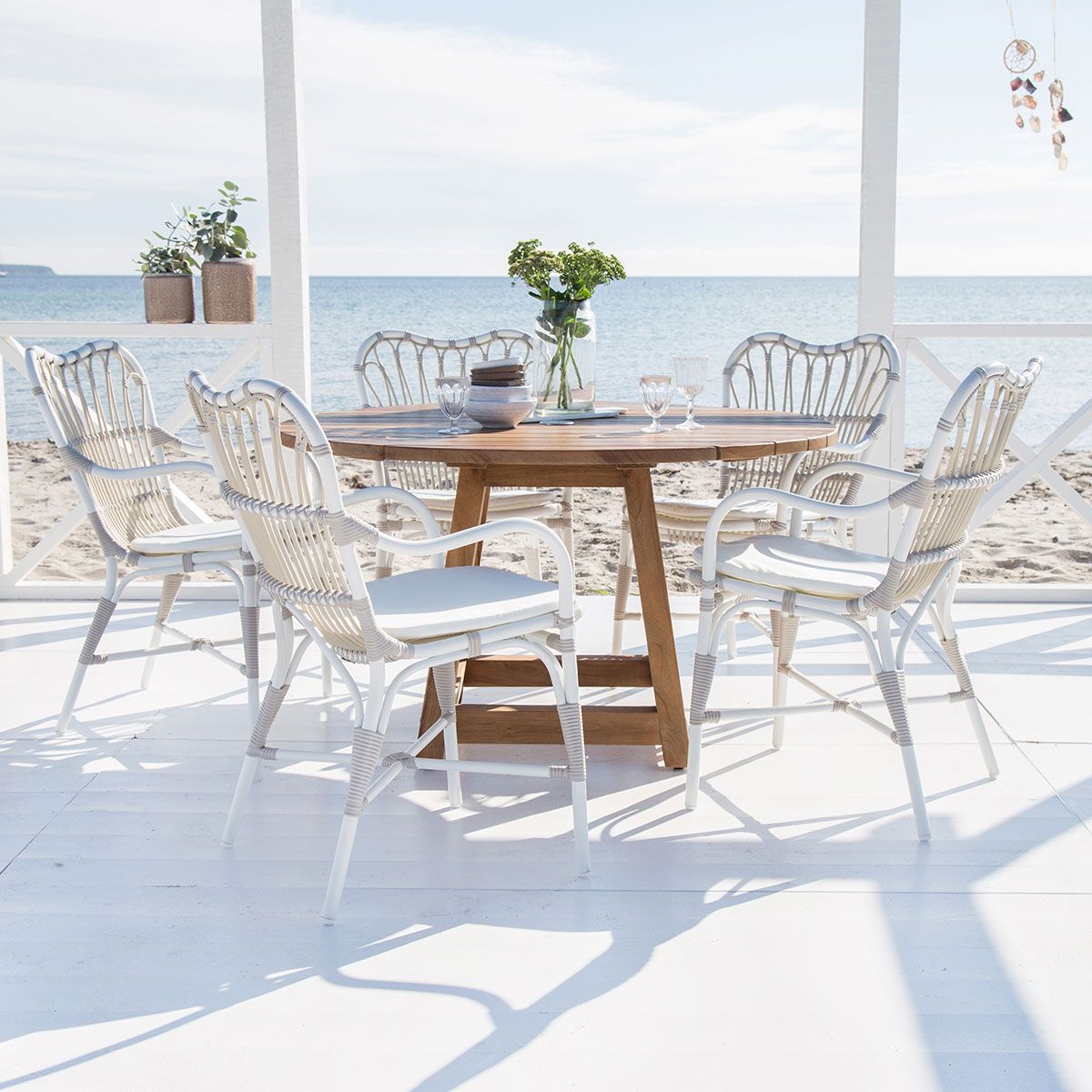 Margret armlænsstol i hvid / beige kunstflet